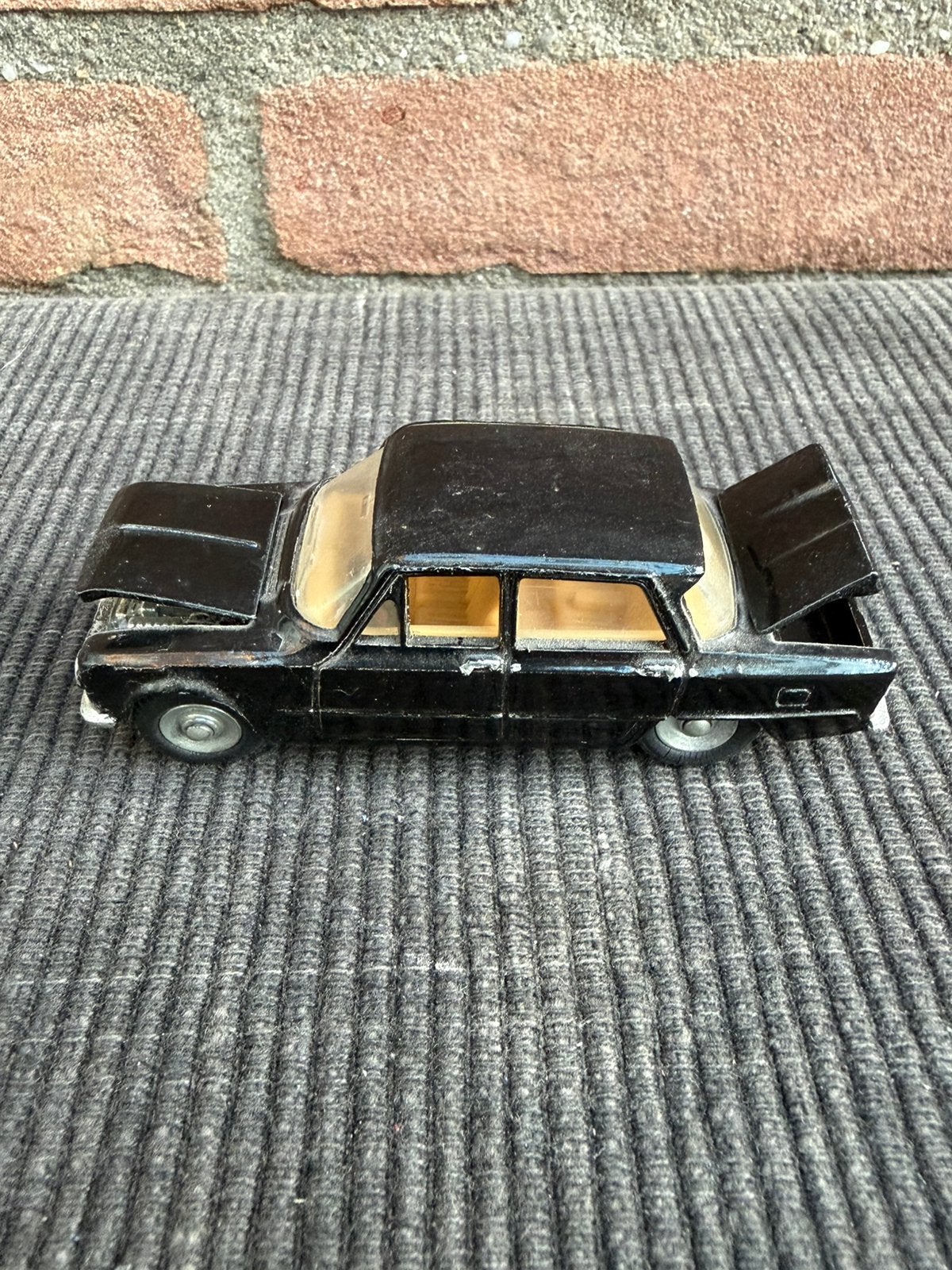 1:43 Dinky Toys 514 Alfa Romeo Giulia **opknappertje**, Hobby en Vrije tijd, Modelauto's | 1:43, Ophalen of Verzenden, Gebruikt