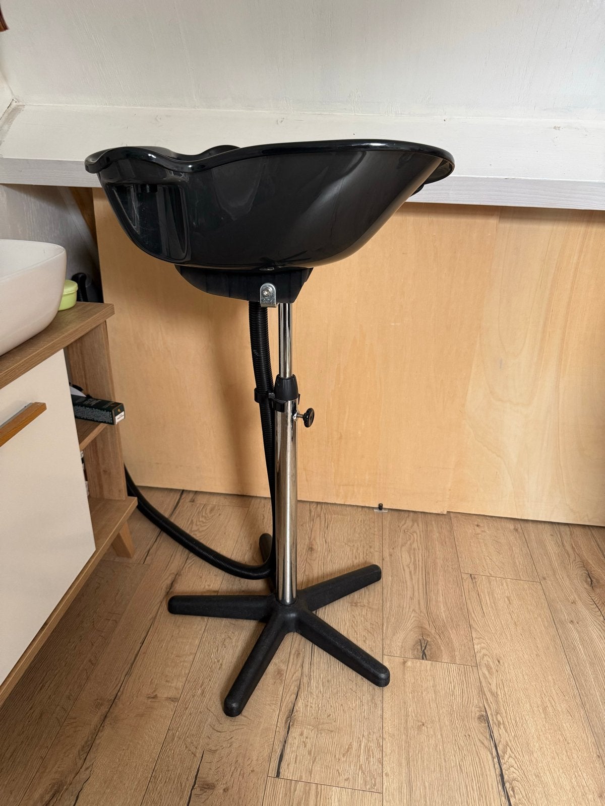 Mobiele wasbak voor kappers., Ophalen