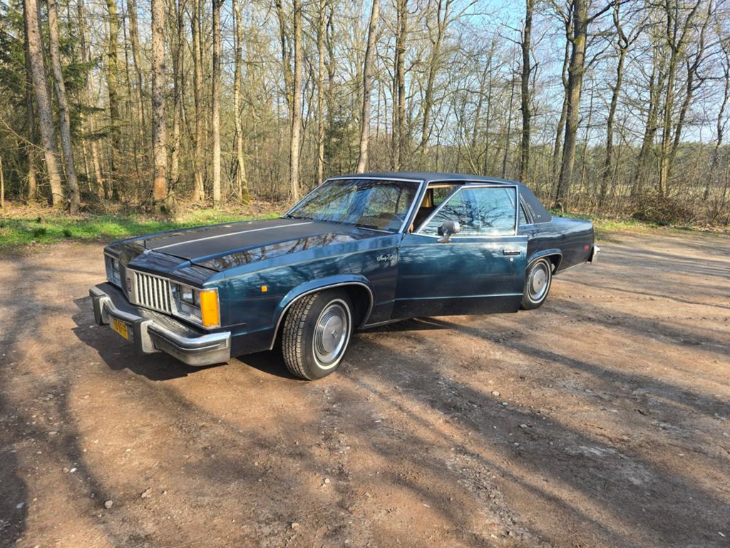 Oldsmobile 1979 Blauw 6.6 v8 apk, Auto's, Oldsmobile, Bedrijf, Benzine, Sedan, Origineel Nederlands, Blauw, Ophalen