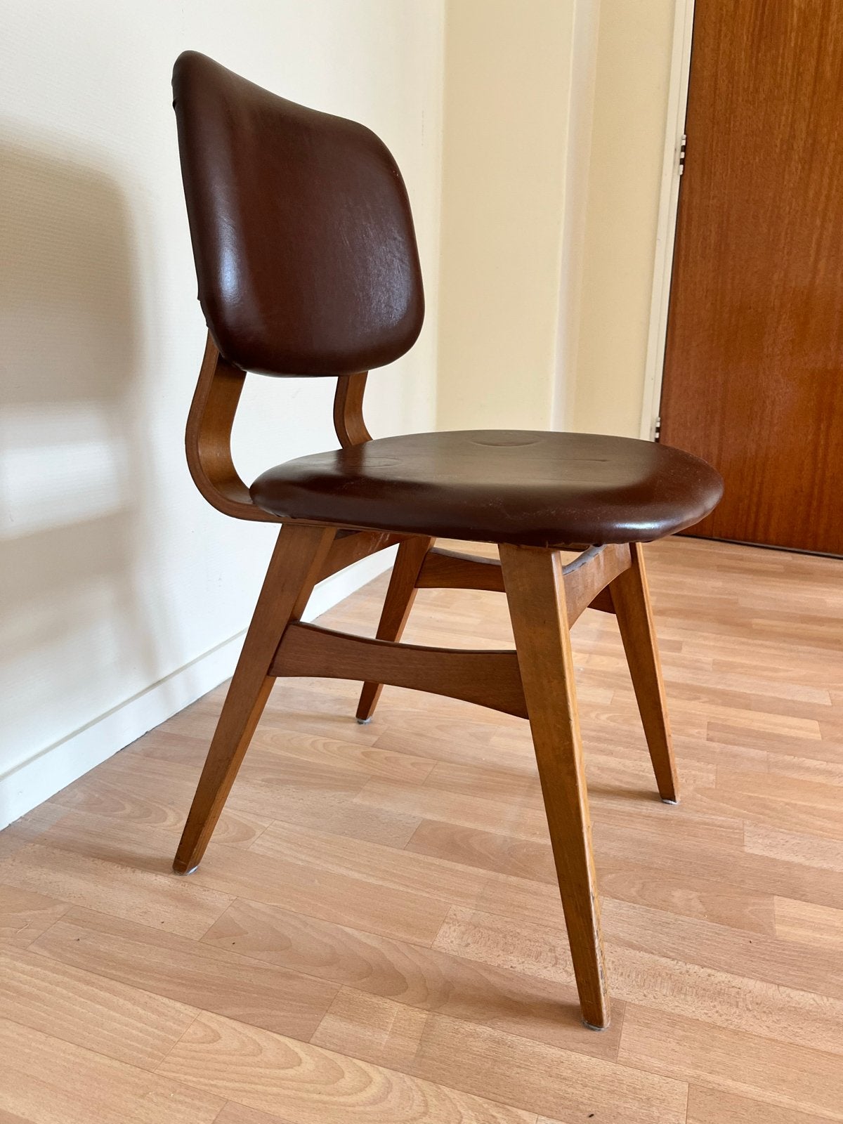 Vintage stoel met bruin kunstleer en houten frame, Ophalen, Gebruikt, Bruin, Eén