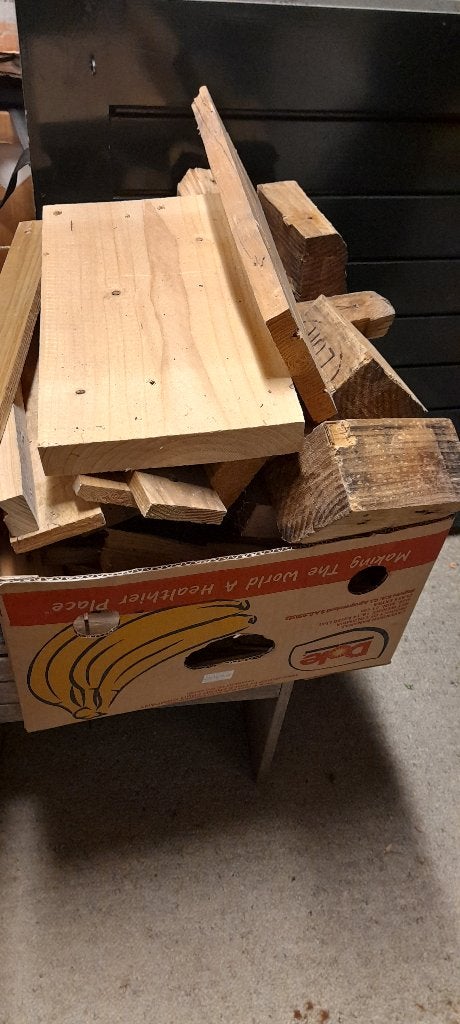 Bananendoos vol resthout zaagresten, Minder dan 3 m³, Ophalen, Overige houtsoorten, Blokken