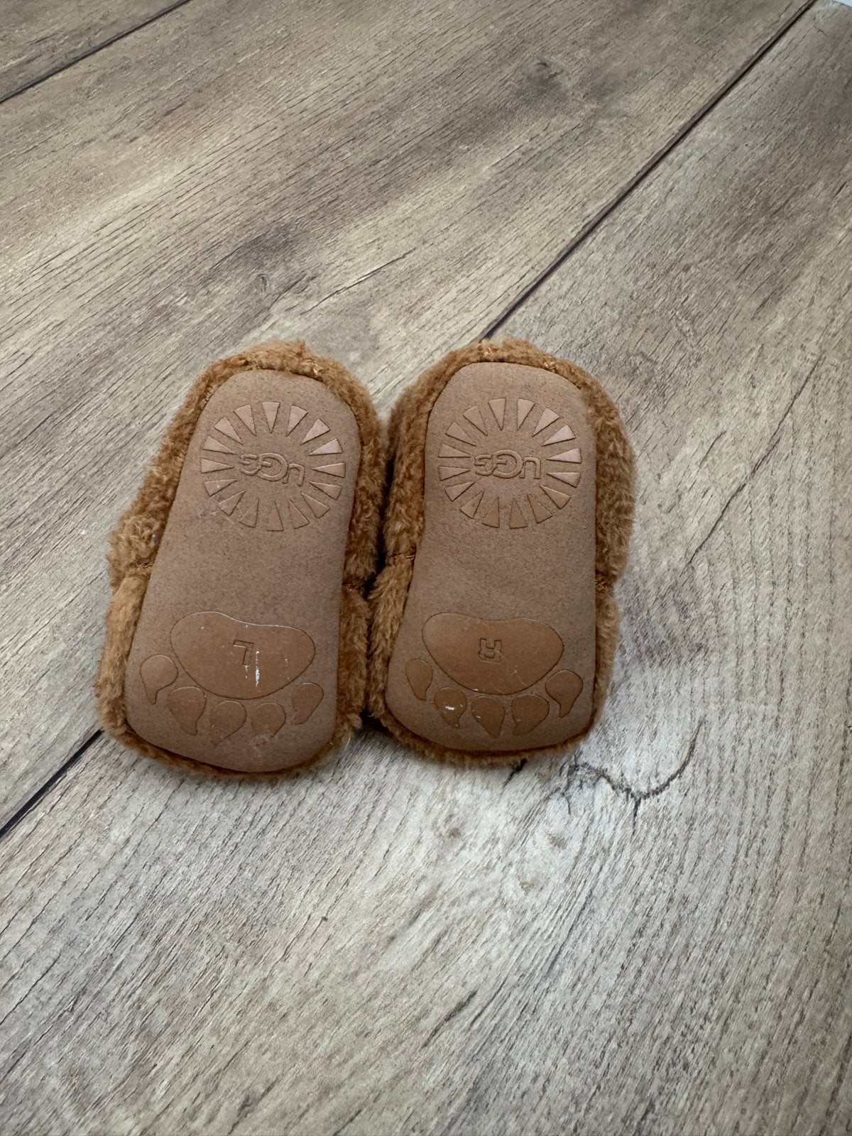 UGG baby slofjes berenprint - maat 16, Ophalen of Verzenden, Zo goed als nieuw, Jongetje of Meisje