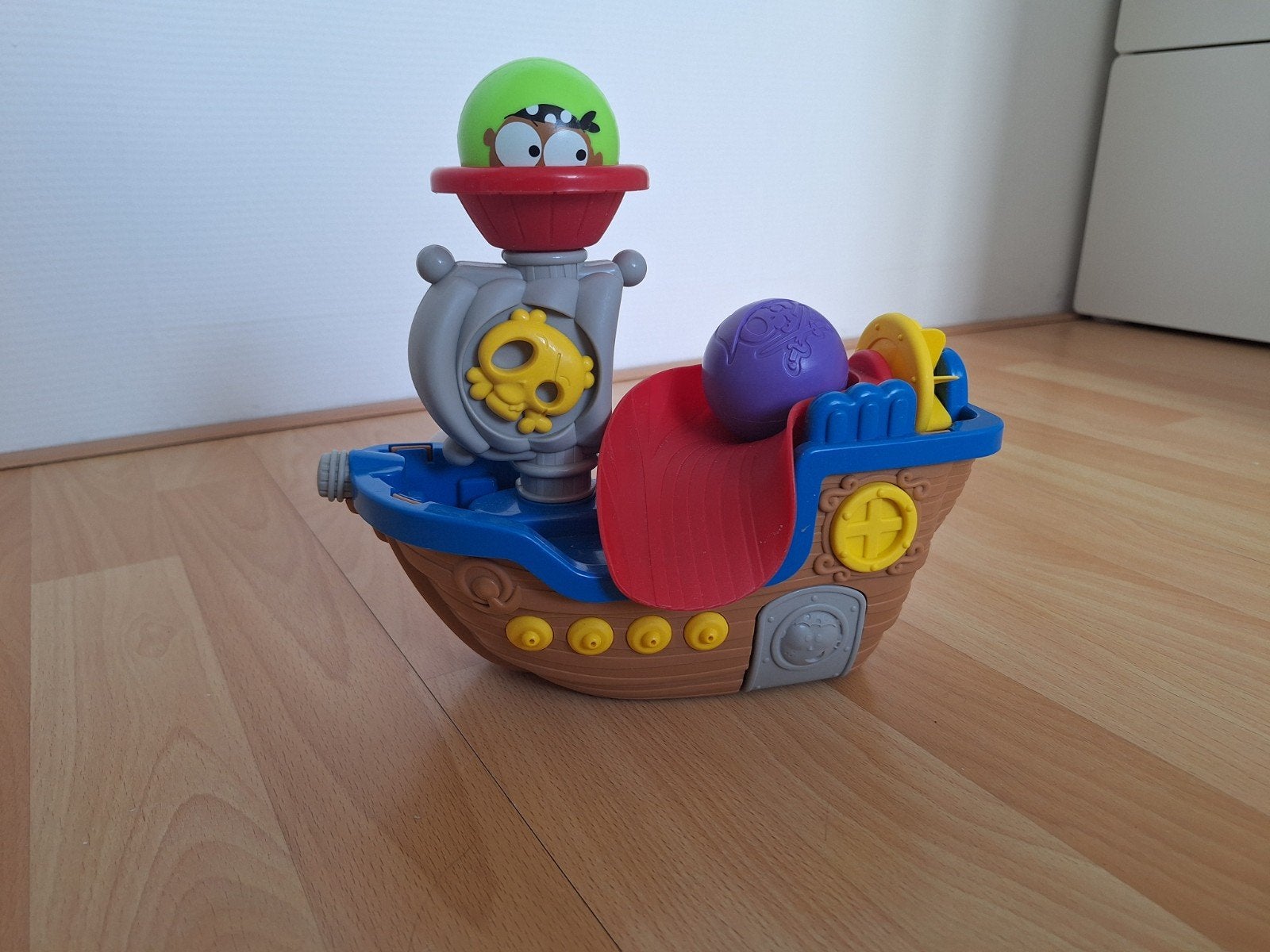 Leuk badspeelgoed boot met waterrad en ballen, Gebruikt, Overige merken, Draaiende elementen, Ophalen of Verzenden