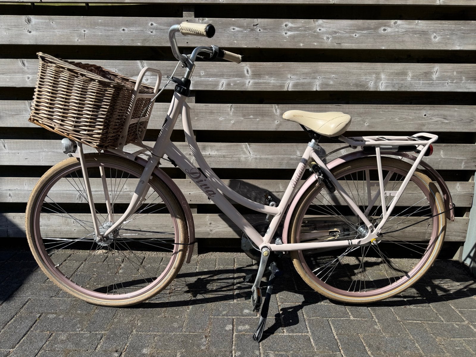 Batavus Diva Damesfiets - Roze met Mand, Fietsen en Brommers, Fietsen | Dames | Damesfietsen, Ophalen, Terugtraprem, Gebruikt