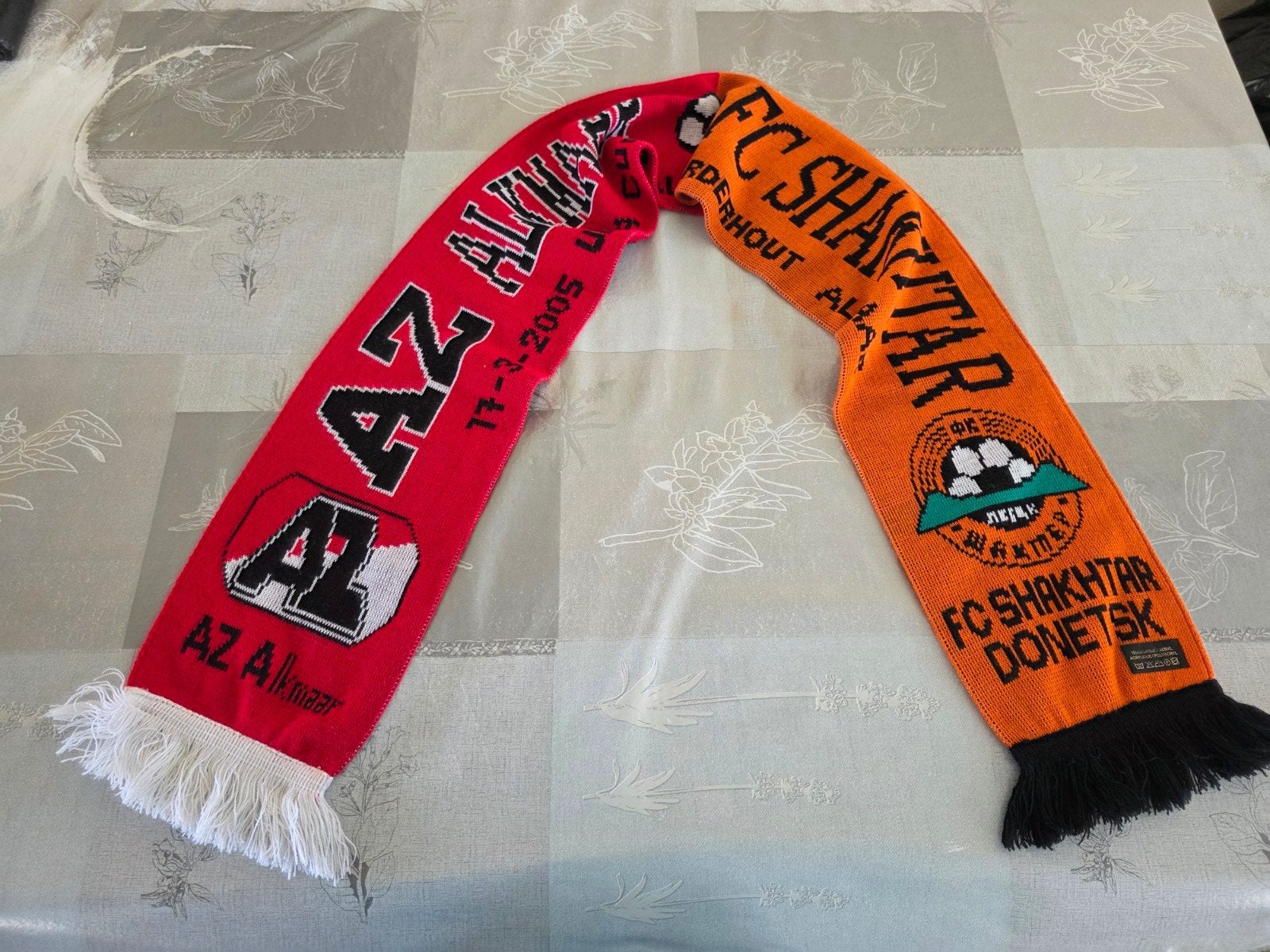 AZ Alkmaar vs FC Shakhtar Donetsk UEFA Cup sjaal, Verzamelen, Ophalen of Verzenden, Zo goed als nieuw, AZ, Vaantje of Sjaal