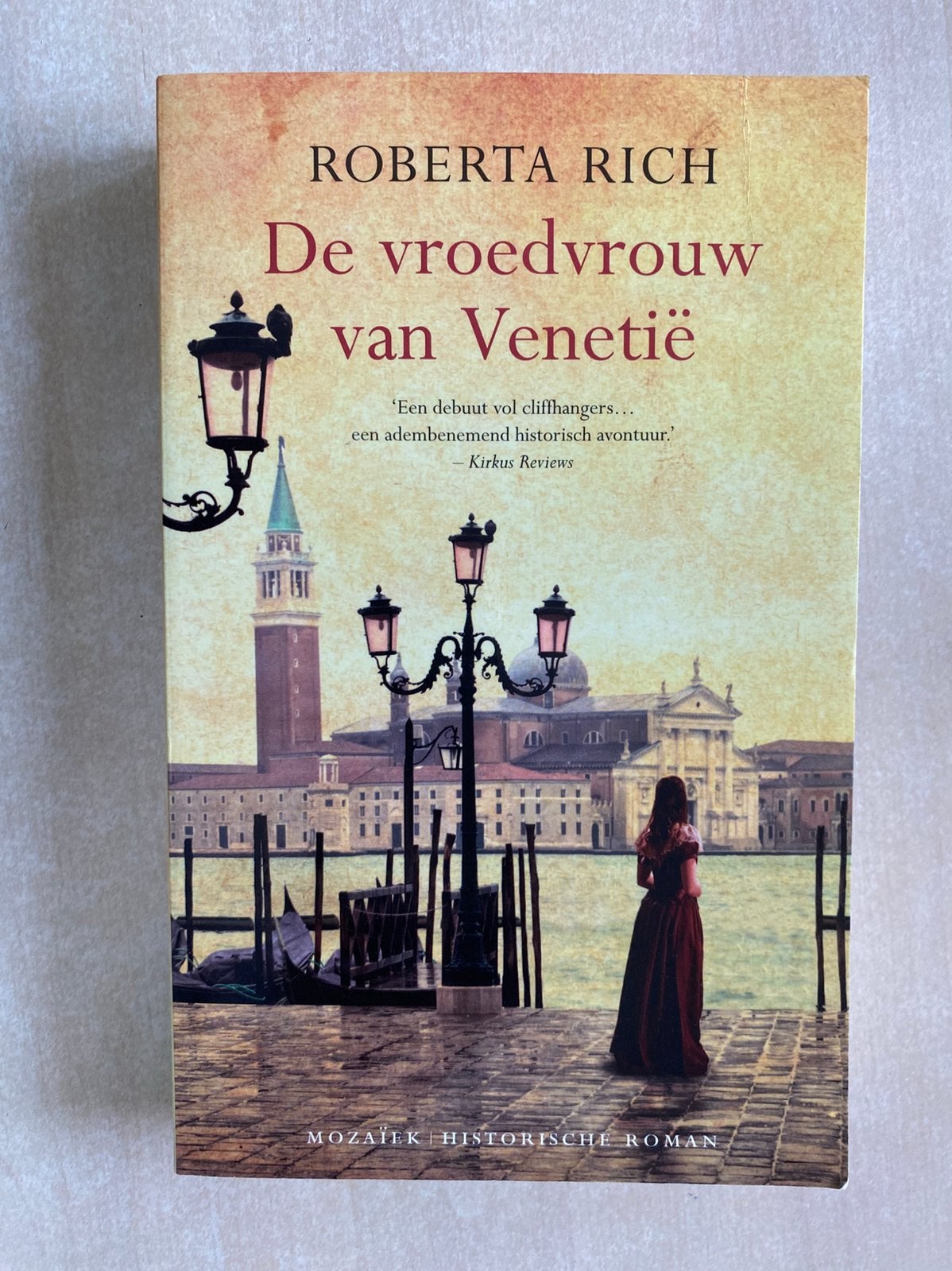 De vroedvrouw van Venetië (Roberta Rich), Ophalen of Verzenden, Zo goed als nieuw