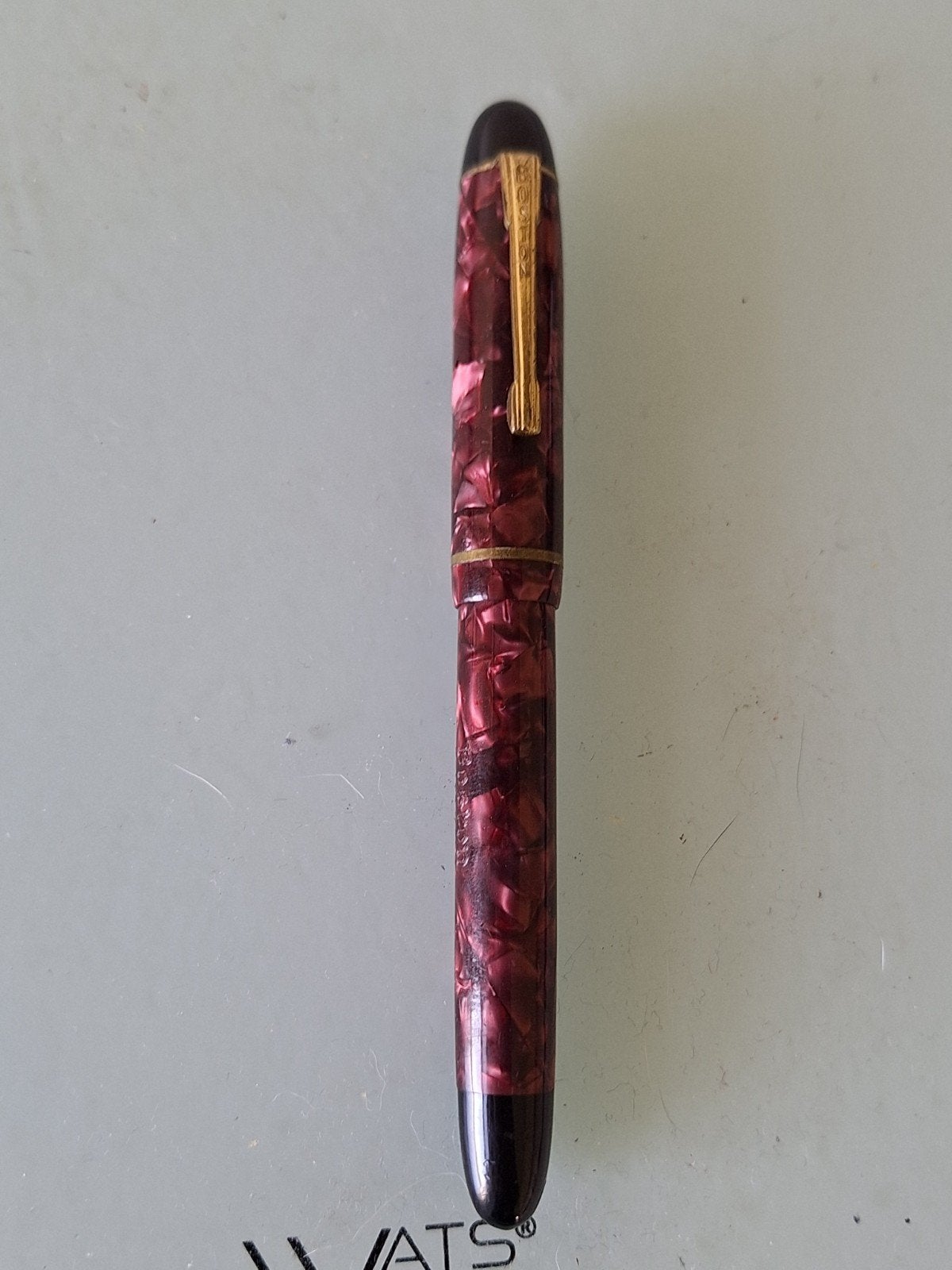 Vintage Boston Vulpen - Rood Gemarmerd, 14K Gouden Penpunt, Verzamelen, Pennenverzamelingen, Ophalen of Verzenden, Gebruikt, Vulpen