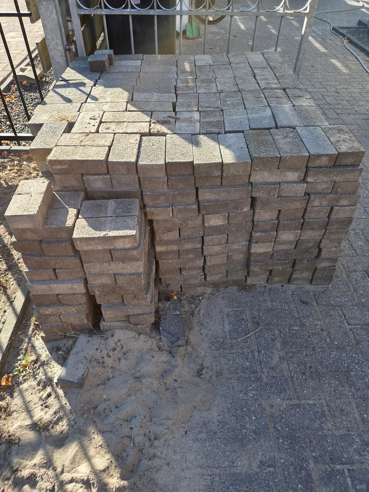 stenen terras.  900stuks, Ophalen, Beton, Klinkers