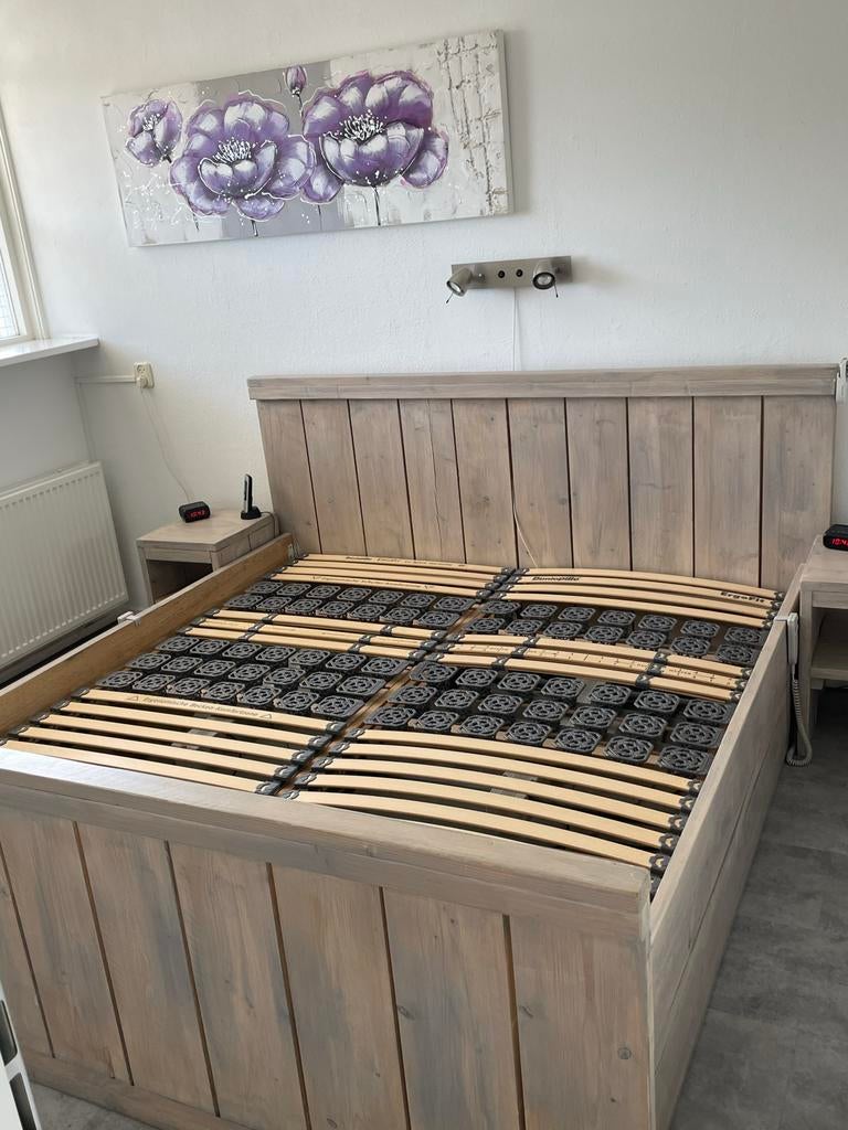 Houten tweepersoonsbed met lattenbodems, Ophalen, Gebruikt, Tweepersoons, Steigerhouten bed met twee kastjes 210 lang en 200 breed