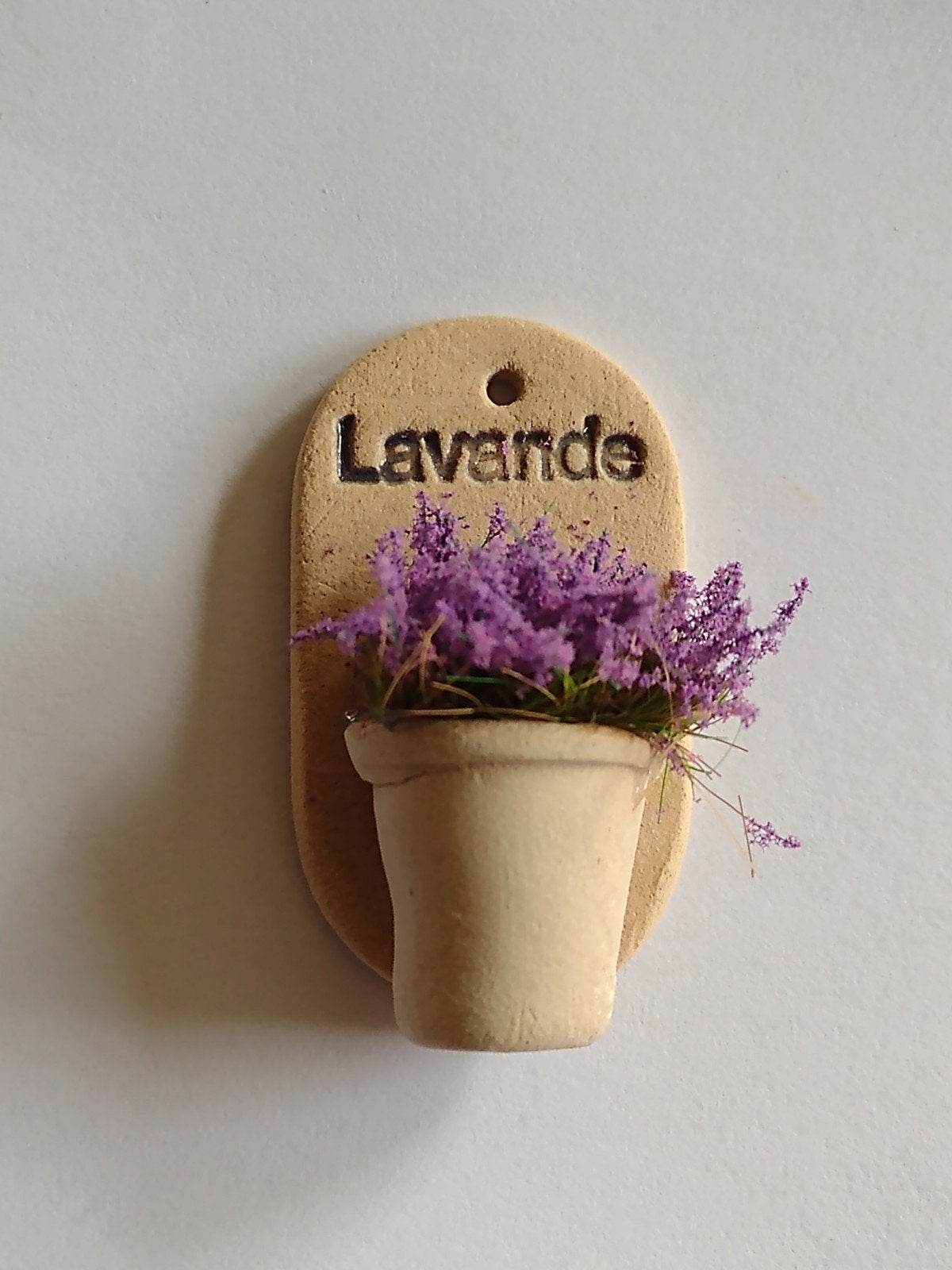 Beige muurpot met lavendelplant / Fennicole, Ophalen, Nieuw, Decoratie