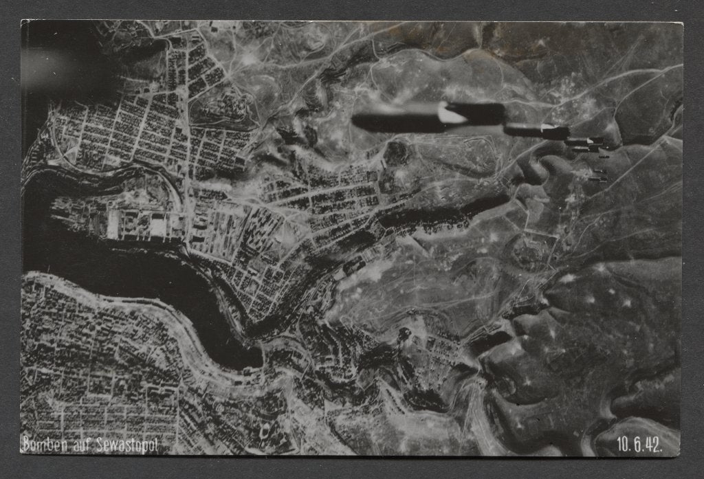WOII foto: bommen op Sewastopol 10-6-1942 vanuit bommenwerpe, Verzamelen, Militaria | Tweede Wereldoorlog, Verzenden, Luchtmacht