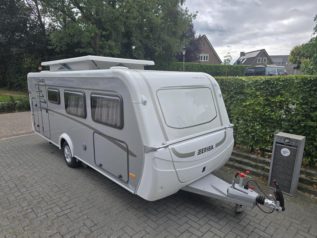 Eriba Feeling 515 stapelbed, hefdak en mover, Dwarsbed, Schokbreker, Bedrijf, Treinzit