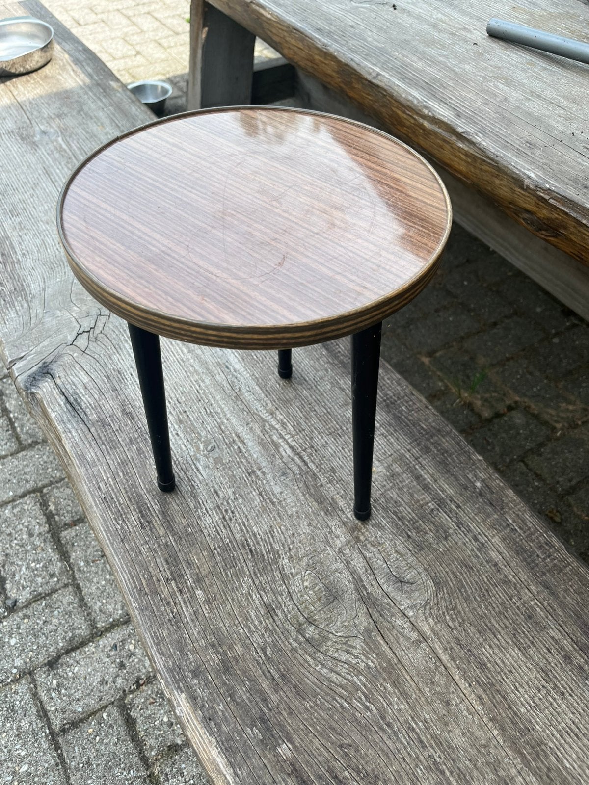 Retro vintage bijzettafel rond bruin 3 poten jaren 60 €23,50, Ophalen of Verzenden, Huis en Inrichting