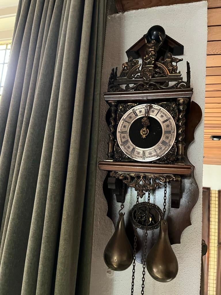 Prachtige Antieke Wandklok met Gedetailleerde Versieringen, Ophalen