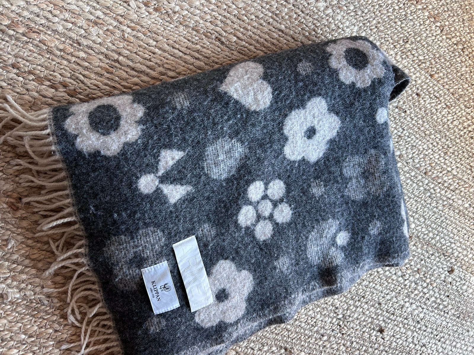 Klippan Wollen Plaid met Bloemenpatroon - 130x218 cm, Huis en Inrichting, Wol, Ophalen of Verzenden, Zo goed als nieuw, Plaid