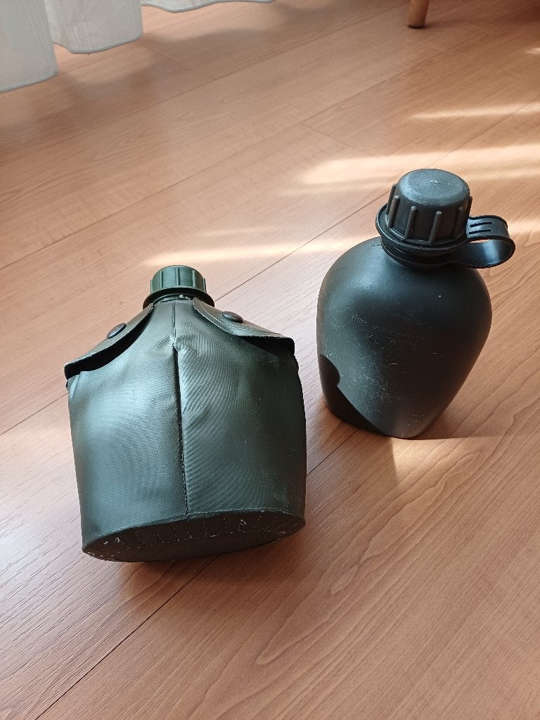 2 leger veldflessen, 1 met tasje, 1 zonder, Verzamelen, Ophalen of Verzenden, Landmacht, Nederland, Kleding of Schoenen