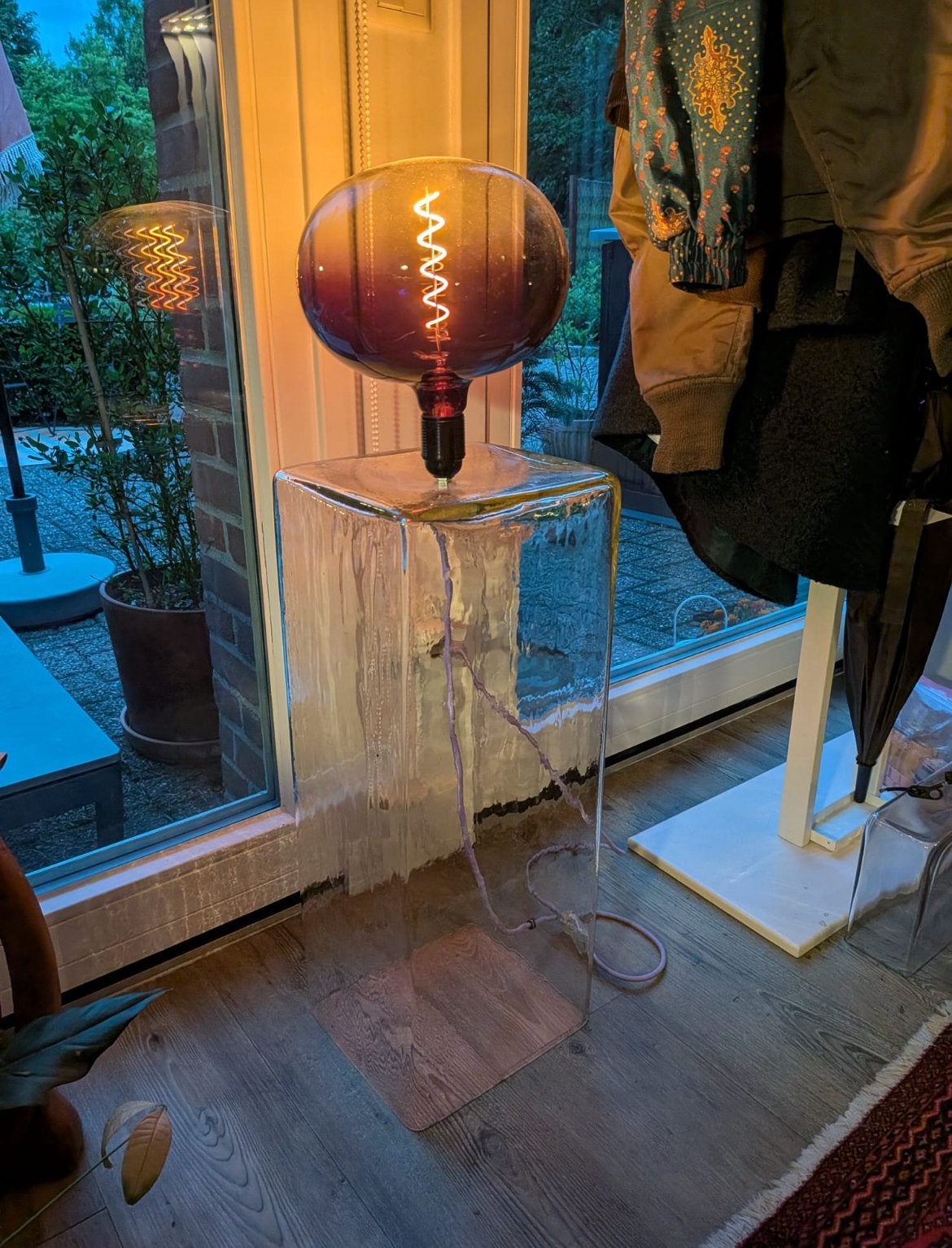 Designtafellamp grote smoked LED filamentlamp op glazen voet, Ophalen, Nieuw, Moderne designlamp met hotel chique uitstraling.