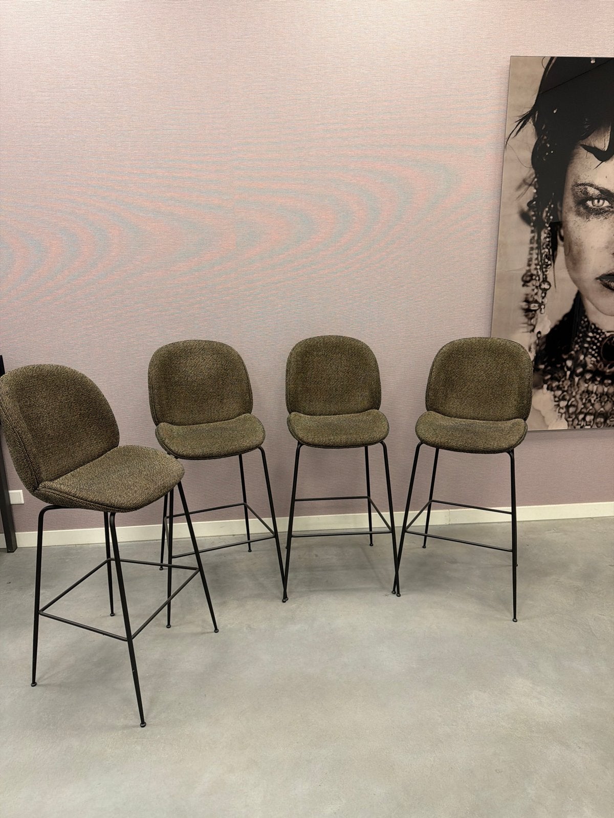 Set van 4 moderne Gubi design barkrukken type Beetle, Huis en Inrichting, Barkrukken, Met voetsteun, Ophalen of Verzenden, Zo goed als nieuw