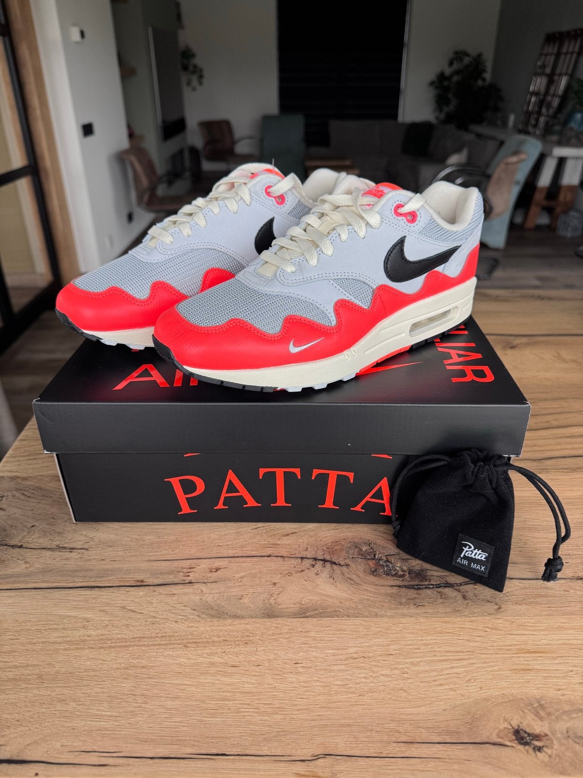 Patta x Nike Air Max 1 hyper crimson/black, Kleding | Heren, Schoenen, Ophalen of Verzenden, Nieuw, Sneakers of Gympen
