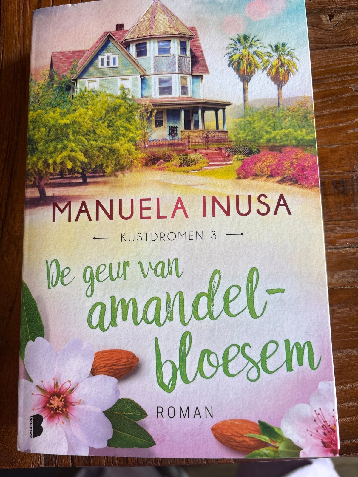 De geur van amandelbloesem - Manuela Inusa (Roman), Ophalen of Verzenden, Gelezen, Europa overig