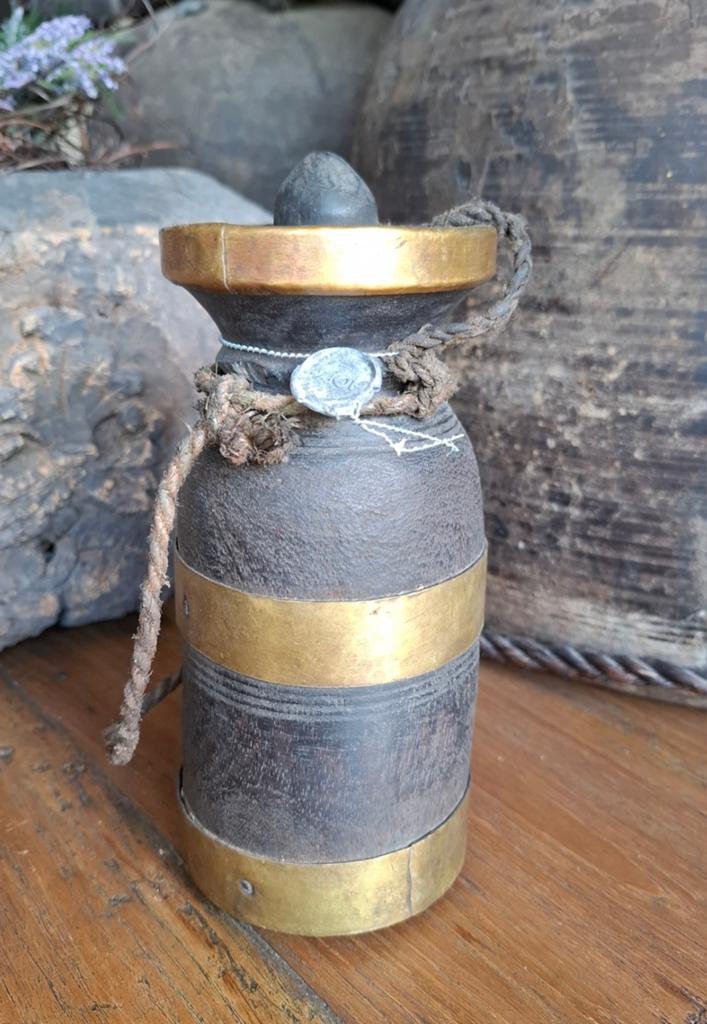 Nepalees houten kruikje van Hoffz met koperen beslag 20 cm., Antiek en Kunst, Antiek | Vazen, Ophalen of Verzenden