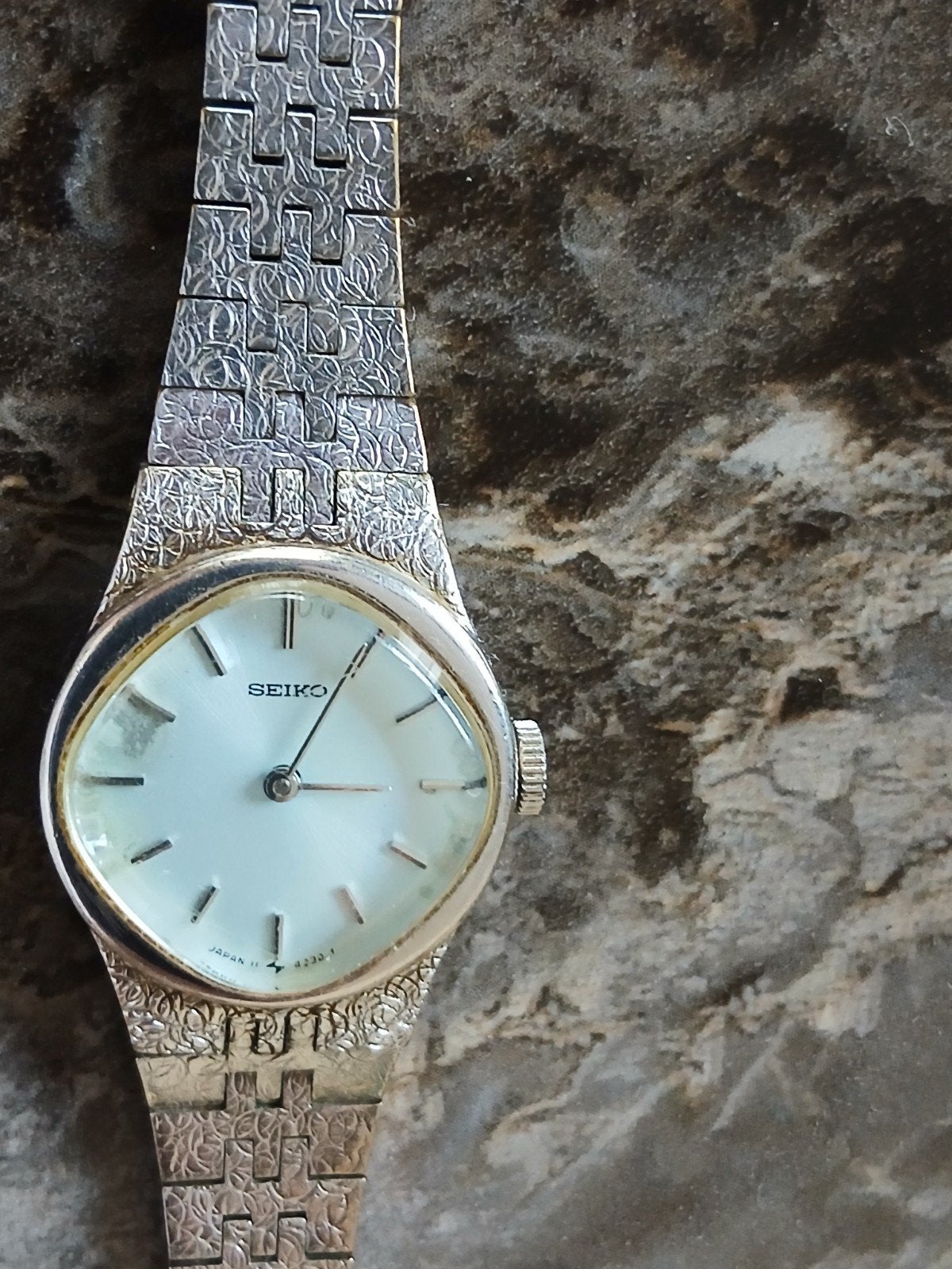 Vintage Seiko dameshorloge - Zilverkleurig met reliëf, Ophalen of Verzenden, Gebruikt, Staal, Seiko