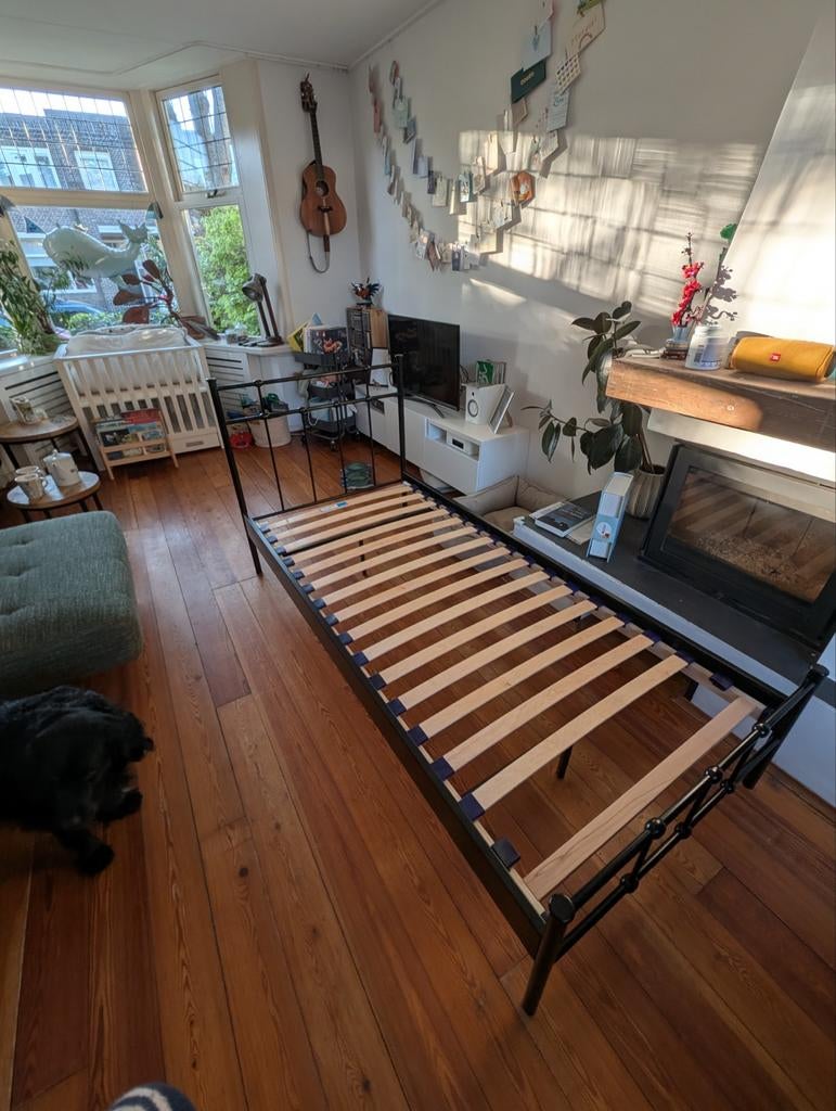 Zwart metalen eenpersoonsbed met lattenbodem 90x200 cm, Ophalen, Klassiek, modern, Gebruikt, 90 cm
