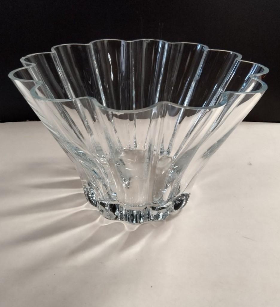 Grote glazen schaal/kom/vaas van golvend kristalglas, Huis en Inrichting, Overige kleuren, Ophalen of Verzenden, Minder dan 50 cm