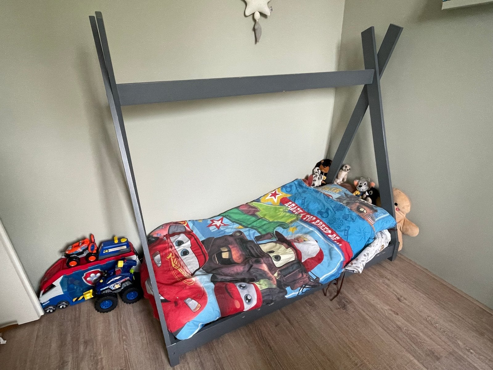 Peuterbed inclusief matras en bedrekje, Ophalen, Gebruikt, Eenpersoons, Grijs