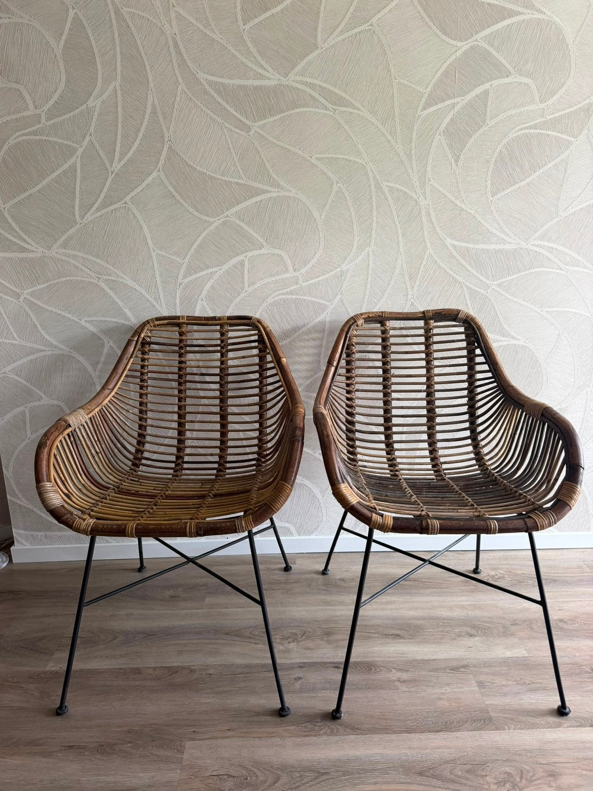 Te Koop: 2 leuke rotan stoelen met zwart metalen onderstel, Ophalen, Twee, Bruin, Zo goed als nieuw