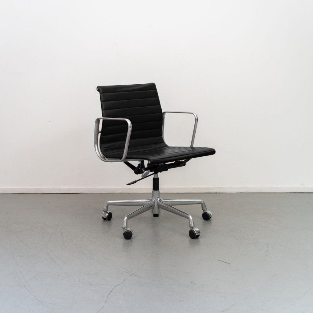 Vitra Eames EA 117 Bureaustoel Zwart Leer - Aluminium, Niet ingevuld, Zo goed als nieuw, Niet ingevuld, Niet ingevuld