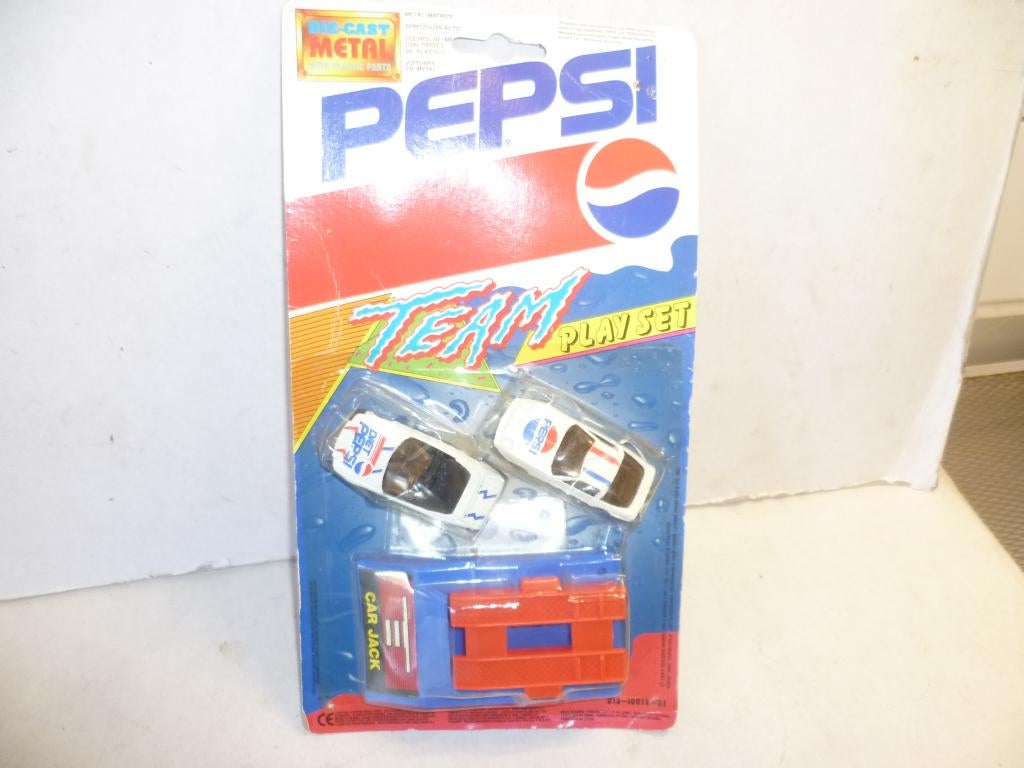 Pepsi Cola 1993 Golden Wheels setje 2x modelauto +hefbrug., Hobby en Vrije tijd, Modelauto's | Overige schalen, Nieuw, Auto, Ophalen of Verzenden
