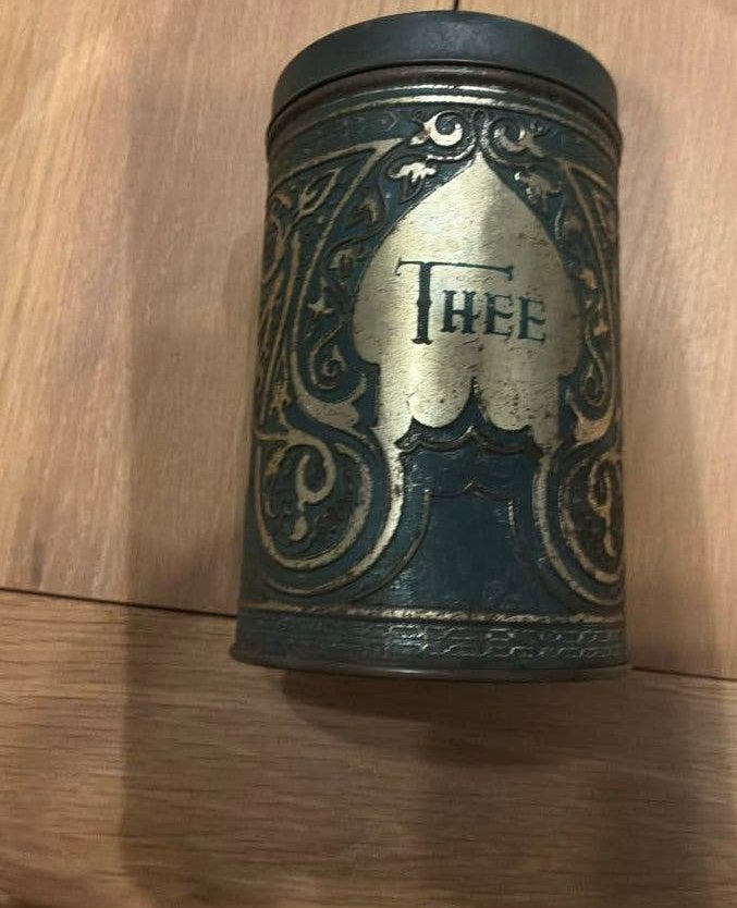 Antieke Theebus met Sierlijke Decoratie, Ophalen