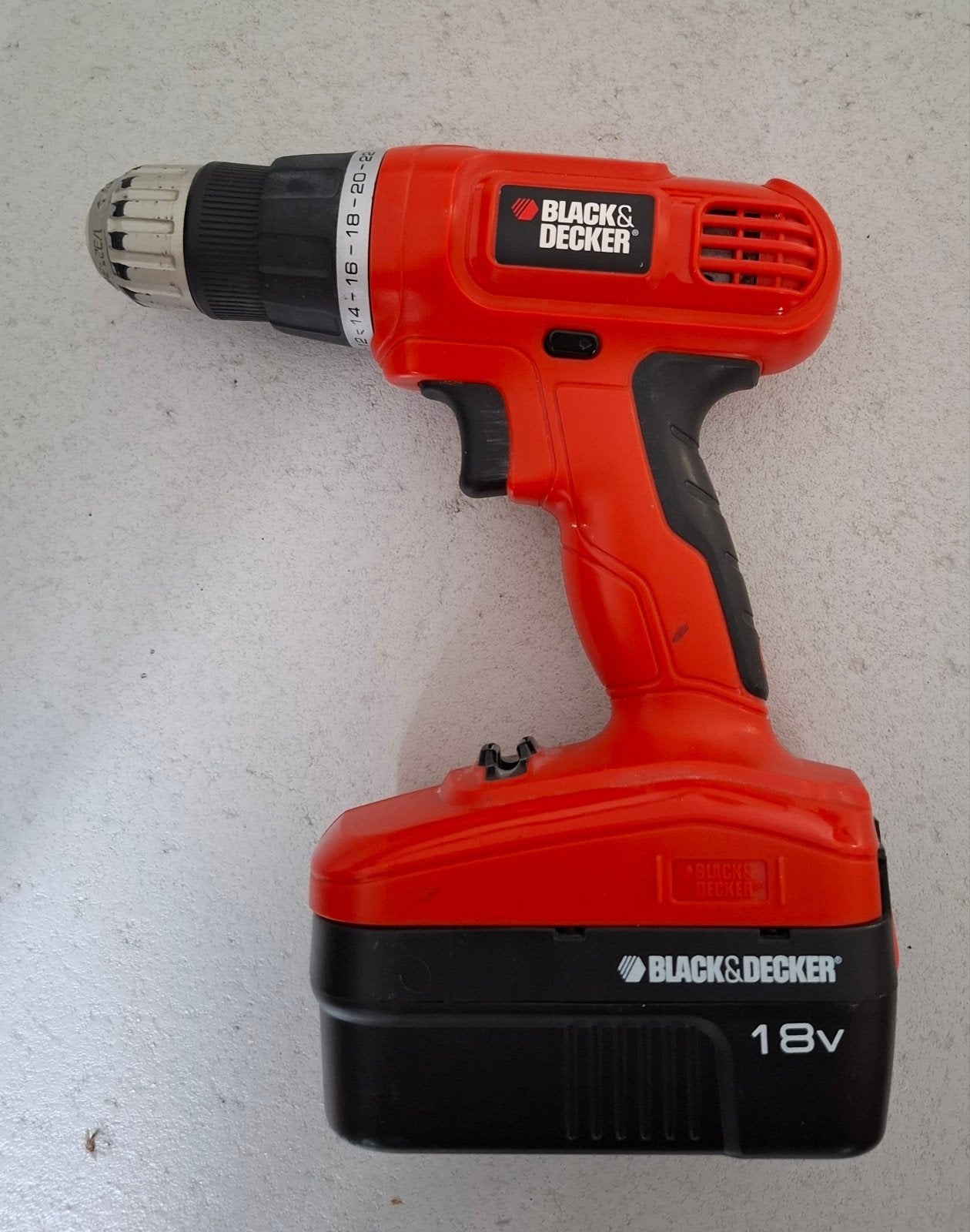 Black & Decker 18V Boor- en Schroefmachine met Lader, Ophalen of Verzenden, Gebruikt, Boor- en Schroefmachine