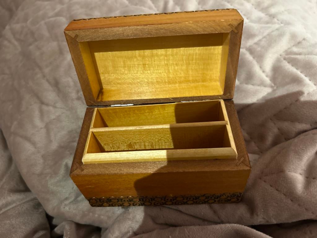 Decoratief houten kistje met vakjes - 11x7x3 cm, Ophalen of Verzenden, Gebruikt, Overige houtsoorten, Minder dan 50 cm