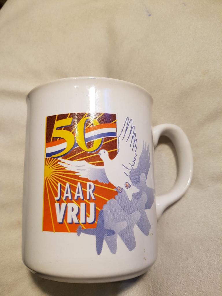Mok 50 jaar frij, Ophalen of Verzenden, Zo goed als nieuw, Overige typen