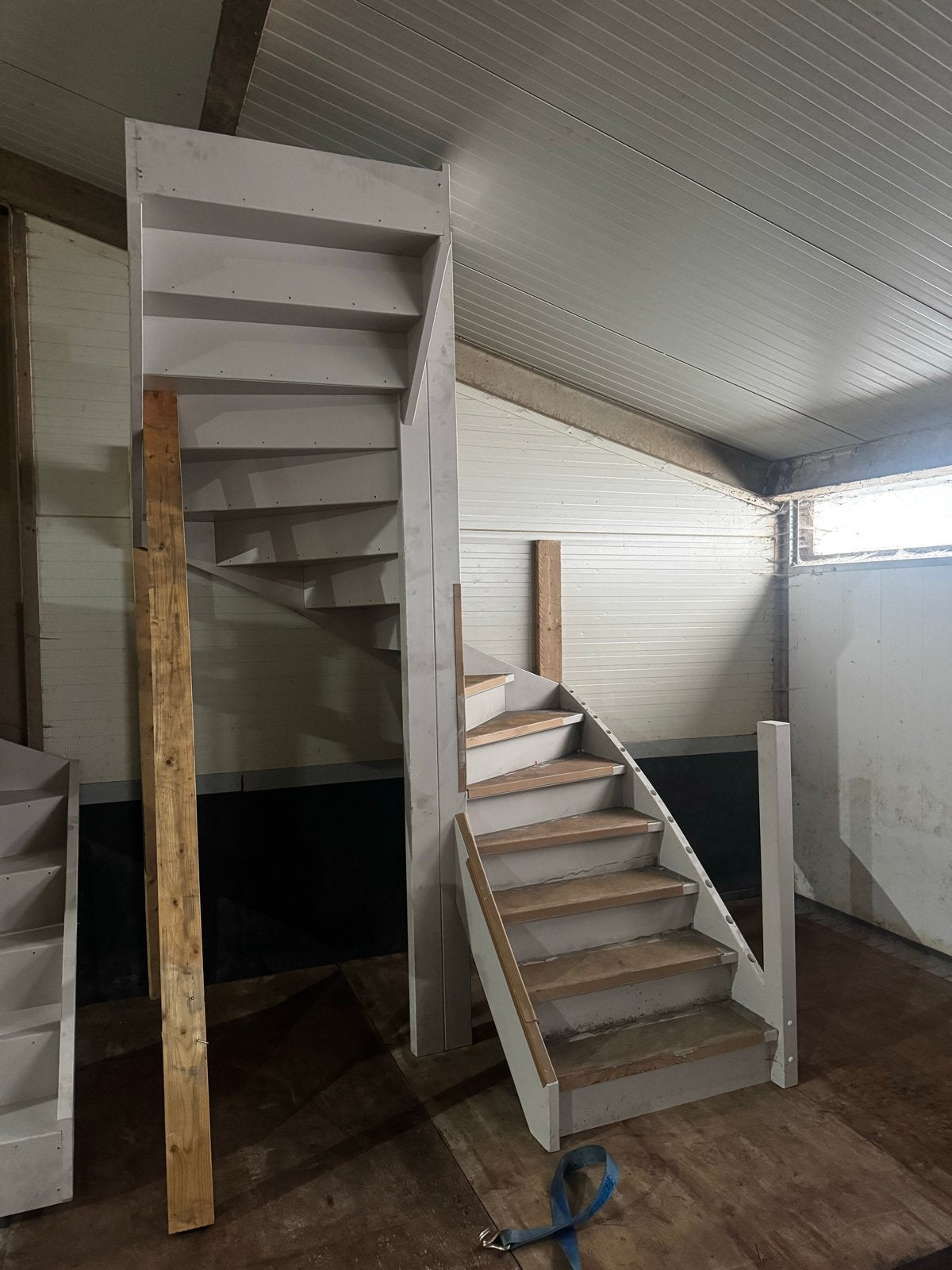 Nieuwe Kwart Trap 2 x van Vurenhout - Showroommodel, Doe-het-zelf en Verbouw, Ophalen, Nieuw, Trap, 2 tot 4 meter