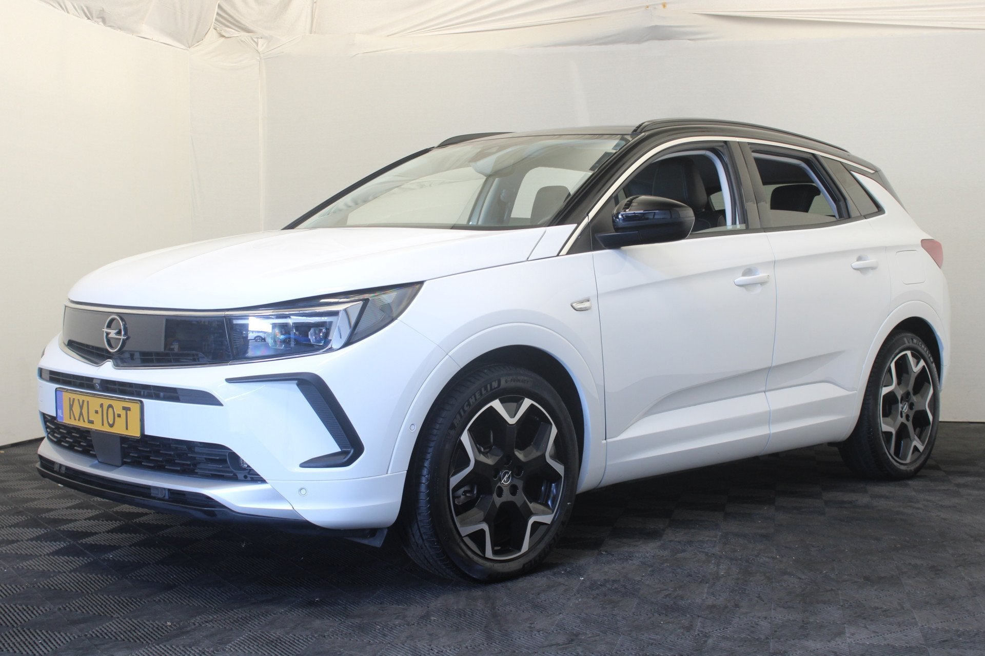 Opel Grandland 1.6 Turbo Plug-In Hybrid Ultimate (bj 2022), Auto's, Verwarmde buitenspiegels, 4 cilinders, Wit, Bedrijf