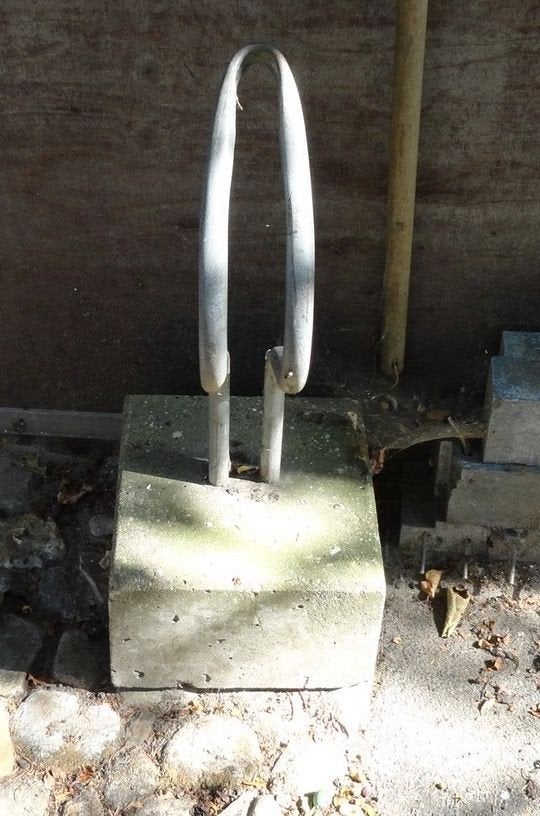 Fietsenrek, beugel in betonblok en gleuf in beton ingraven, Ophalen, Gebruikt