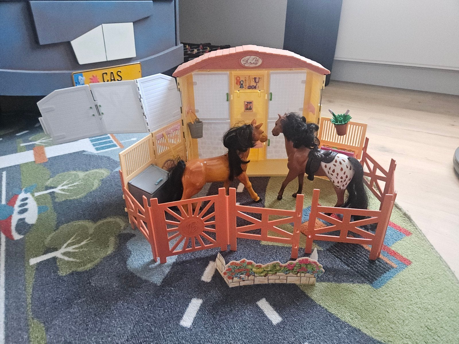 Barbie paardenstal met 2 paarden en accessoires, Ophalen