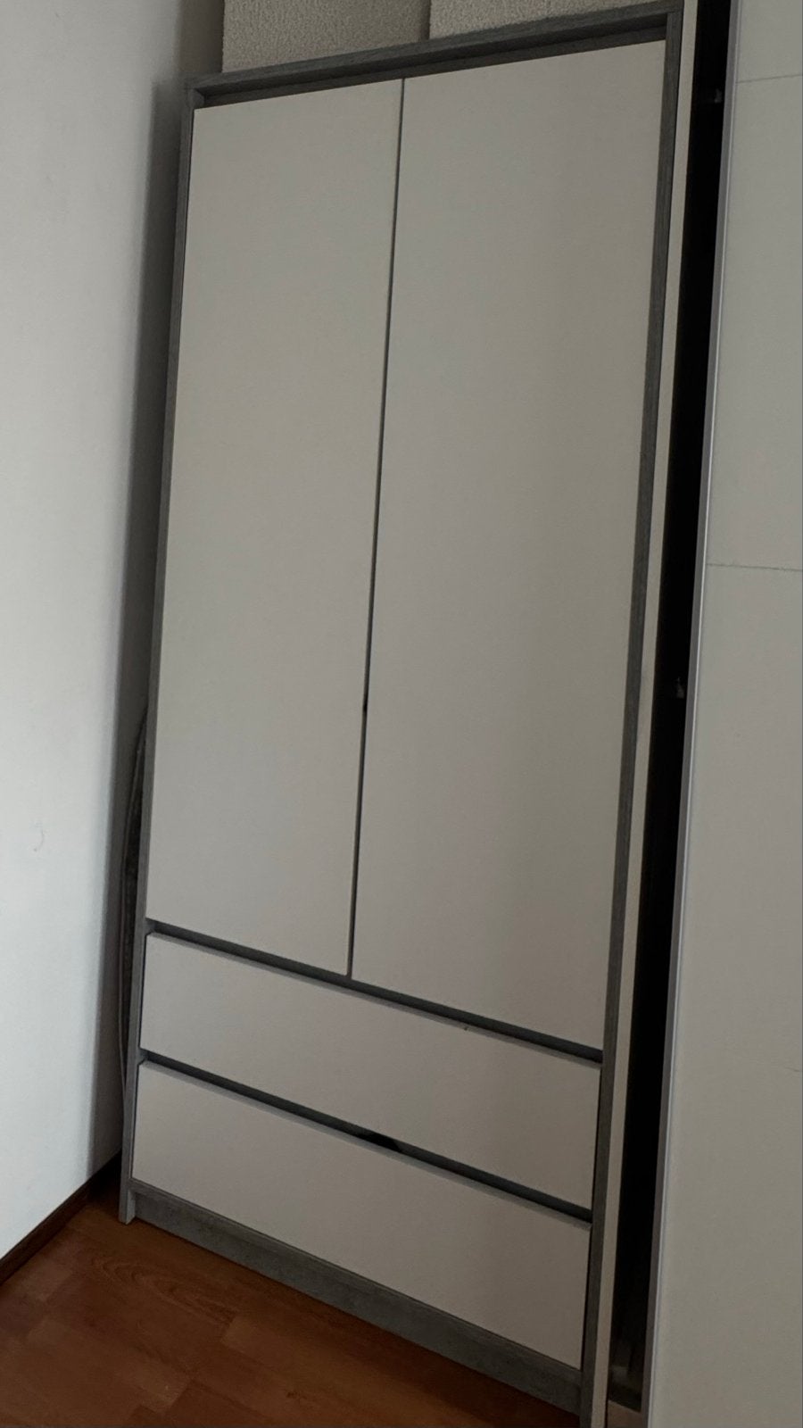 Hangkast BILLUND 80x193 2 deuren wit/beton-kleur, Huis en Inrichting, Kasten | Kledingkasten, Ophalen, Overige materialen, Gebruikt