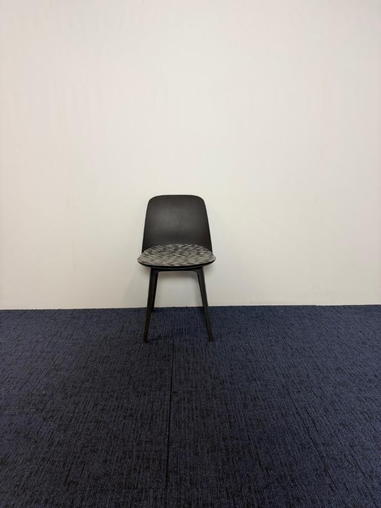 2 x Vergaderstoel IKEA ODGER (incl. kussentje) - antraciet, Huis en Inrichting, Stoelen, Ophalen, Kunststof, Gebruikt, Twee