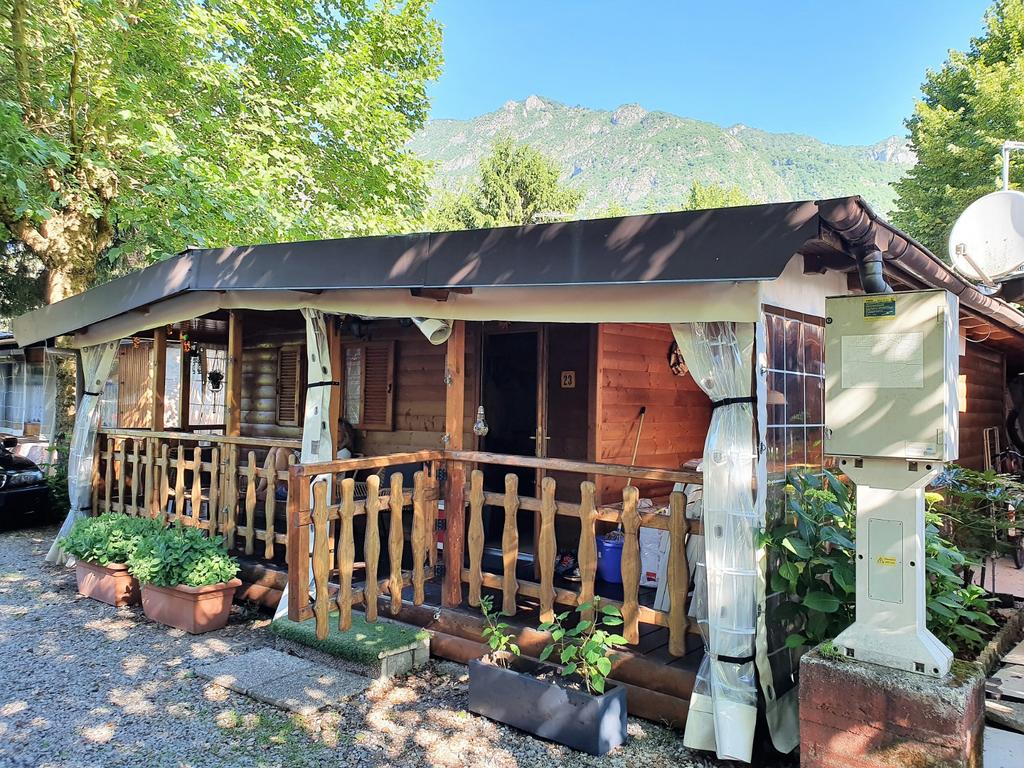 Vakantiehuisje Italië op camping met zwembad aan het meer., Vakantie, 5 personen, Dorp, 2 slaapkamers, Lombardije en Merengebied