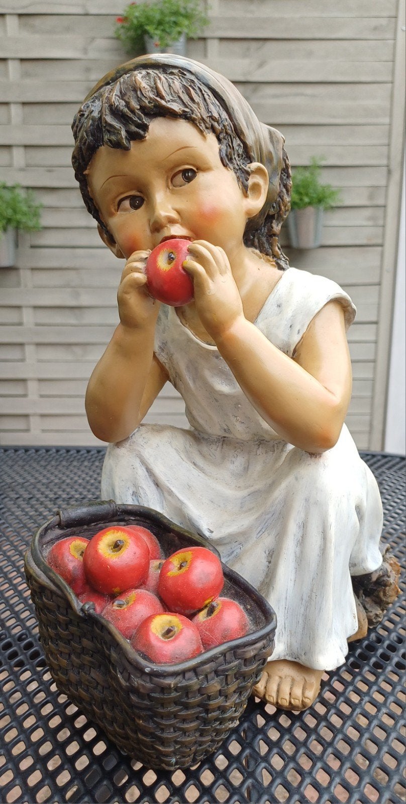 Beeld van een zittend meisje met appels, Verzamelen, Beelden en Beeldjes, Ophalen, Zo goed als nieuw, Mens