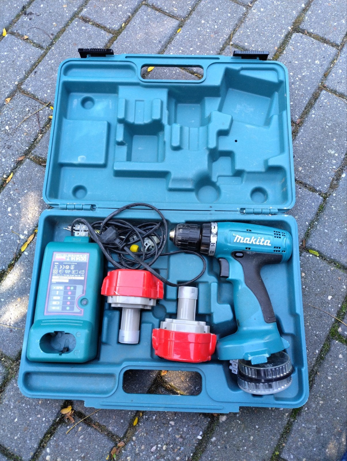 Makita Boor- en Schroefmachine met lader en koffer, Ophalen, Gebruikt, Variabele snelheid, Boor- en Schroefmachine