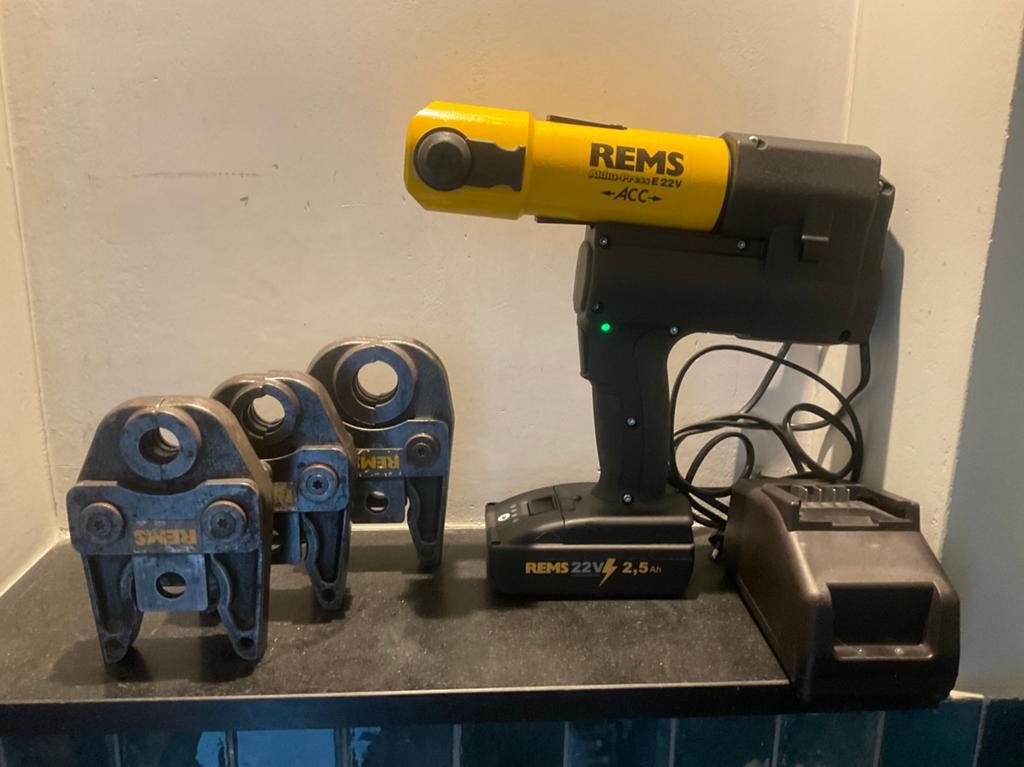 Rems Perstang 2025 met 3 Persbekken, Ophalen of Verzenden, Zo goed als nieuw, Boormachine