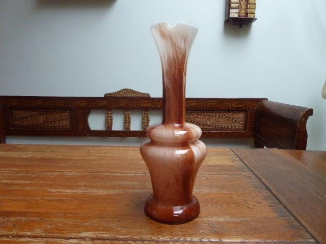 Vintage opaline vaas, bruin zalm gemeleerd, 37 cm., Ophalen of Verzenden