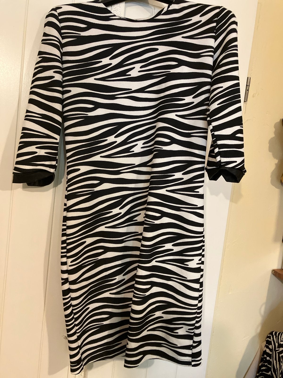 Zebraprint jurk met driekwart mouwen, maat s, Kleding | Dames, Jurken, Zwart, Ophalen of Verzenden, Knielengte, Maat 36 (S)