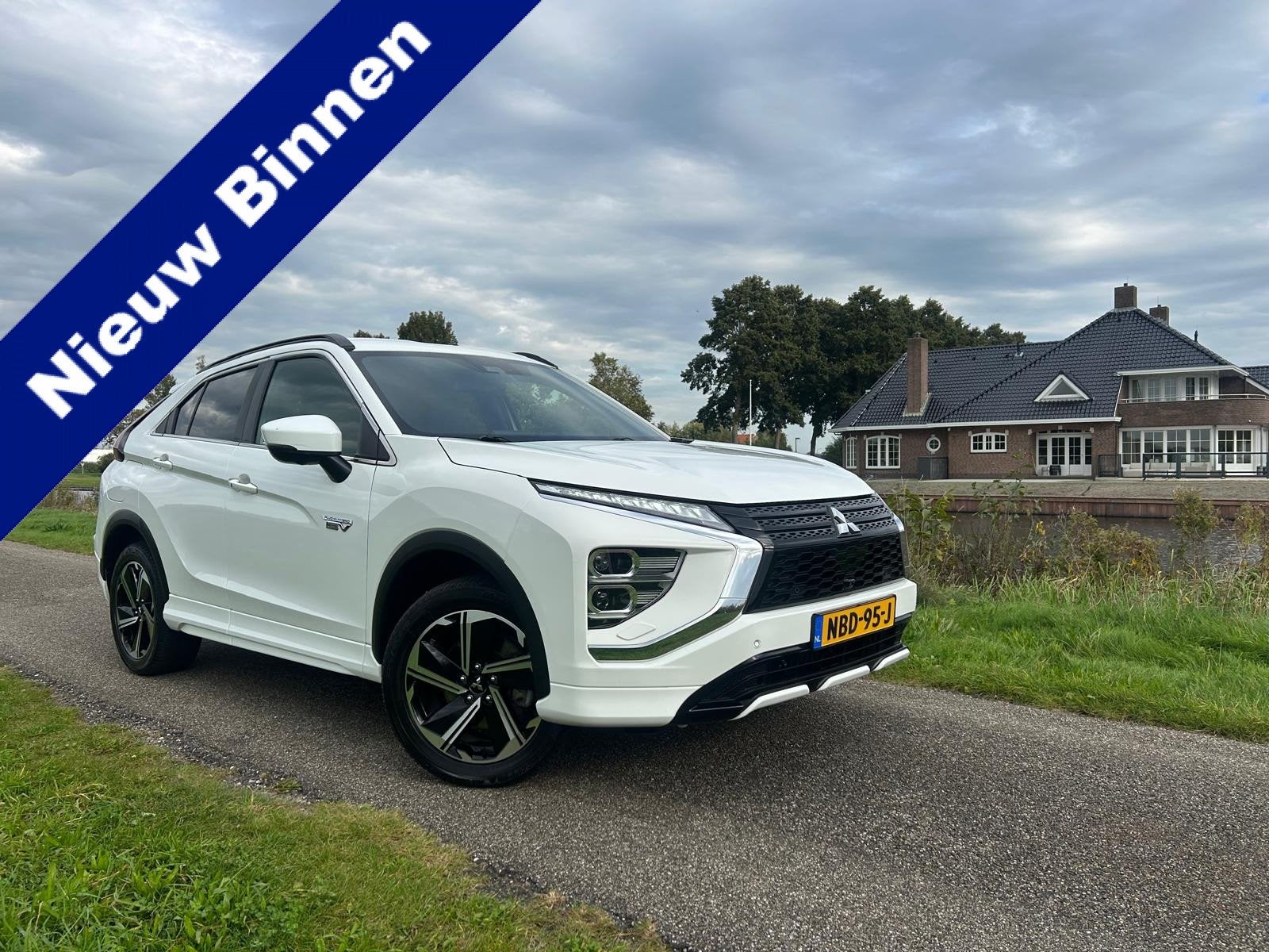 Mitsubishi Eclipse Cross 2.4 PHEV Black Edition | Apple Carp, Automaat, Dealer onderhouden, Wit, 1875 kg