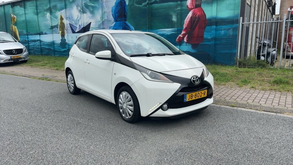 Toyota Aygo 1.0 VVT-i x-play (bj 2016), Auto's, Gebruikt, Euro 6, 4 stoelen, Wit
